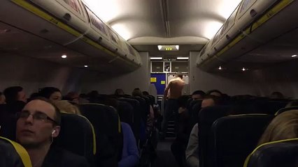 Complètement saoul, il va se faire expulser de l'avion !