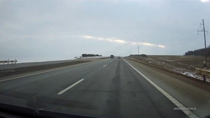 Свинья в Лексусе - выброс мусора на проезжую часть