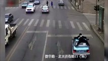 Dunya News - Policeman hangs onto roof of illegal taxi for 1km in China