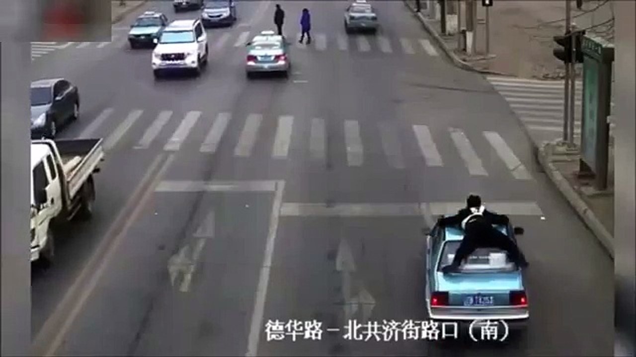 Dunya News - Policeman hangs onto roof of illegal taxi for 1km in China