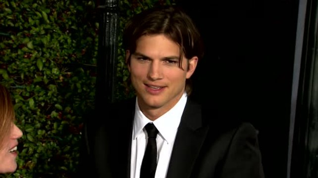 Ashton Kutcher se vante d'avoir des relations sexuelles avec Mila Kunis à une conférence sur la technologie