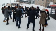 Uludağ'da Kar Üstünde Horon Keyfi