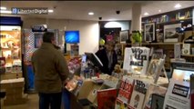 Colas en los quioscos franceses para hacerse con un ejemplar de Charlie Hebdo