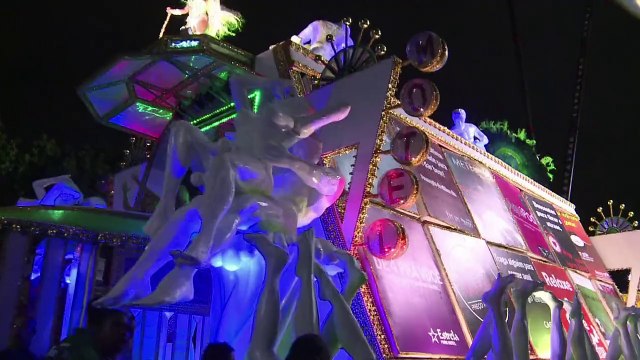 Escolas de samba desfilam sob chuva na Sapucaí