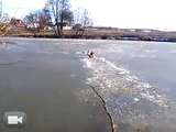 HEROS DU JOUR : Il casse la glace et va sauvcer un chien !