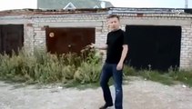 Rus genç kaskın sağlamlığını arkadaşının başına ateş ederek denedi