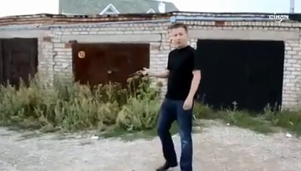 Rus genç kaskın sağlamlığını arkadaşının başına ateş ederek denedi