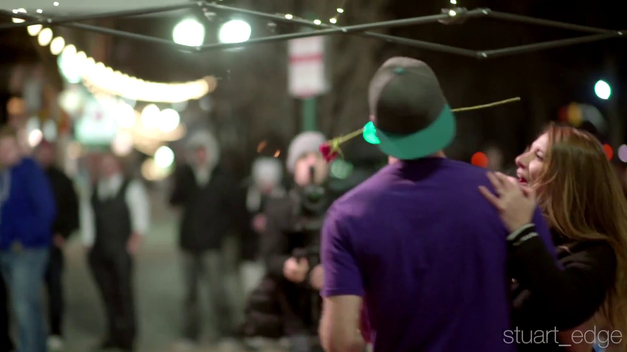 Faire danser des inconnues dans le rue : Caméra cachée!