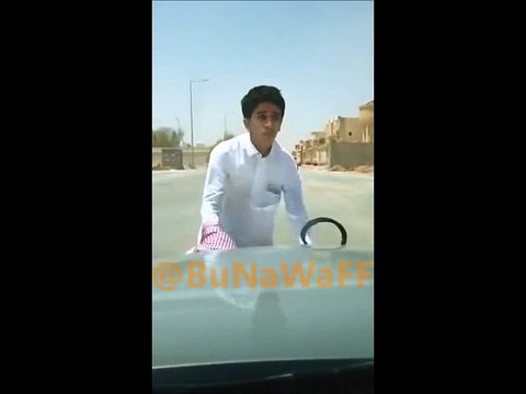 Il s'enferme hors de sa propre voiture en marche : FAIL!