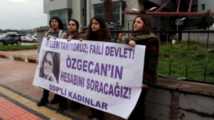 Kendilerini Adliyenin Bahçe Demirlerine Zincirlediler