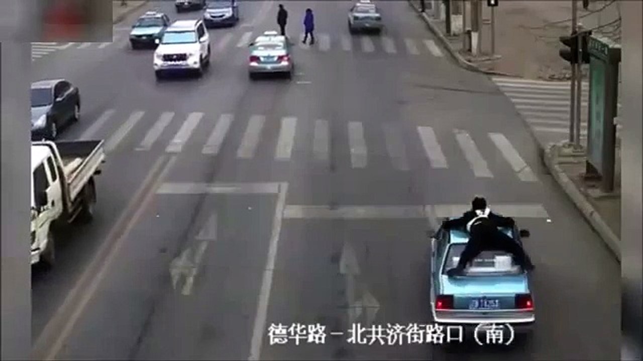 Policeman hangs onto roof of illegal taxi for 1km in China