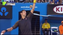 Novak Djokovic fait un match de tennis contre un tank