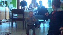 Un bébé danse sur Freaks de Timmy Trumpet