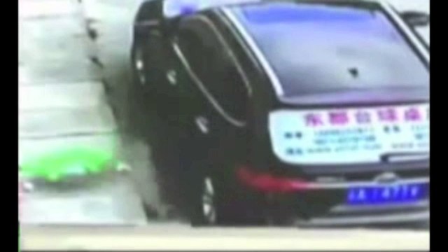 Menino cai do terceiro andar de prédio em cima de carro e sobrevive