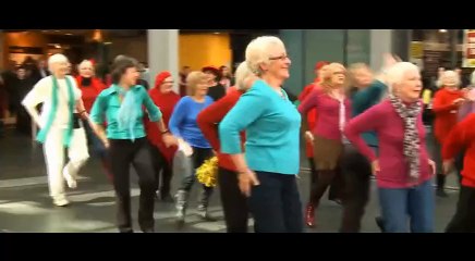 İnsan yaşlı da olsa mutlu olabiliyor demek...