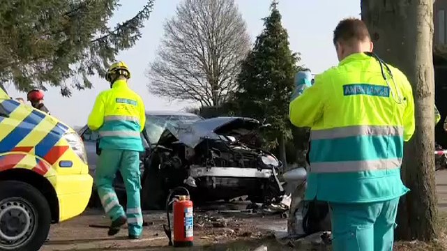 Video: Auto botst tegen boom in Vlagtwedde - RTV Noord
