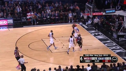 Il se cogne la tête contre le panier en faisant un dunk