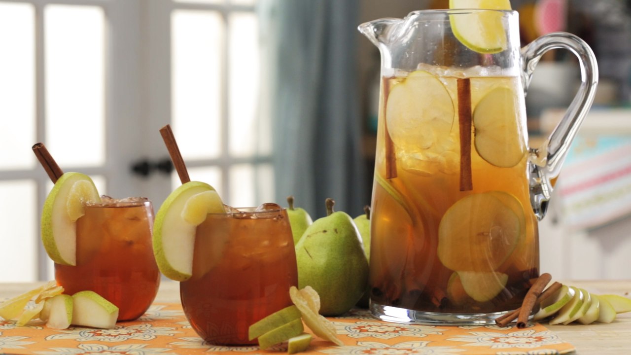 How to Make Fall Pear Sangria