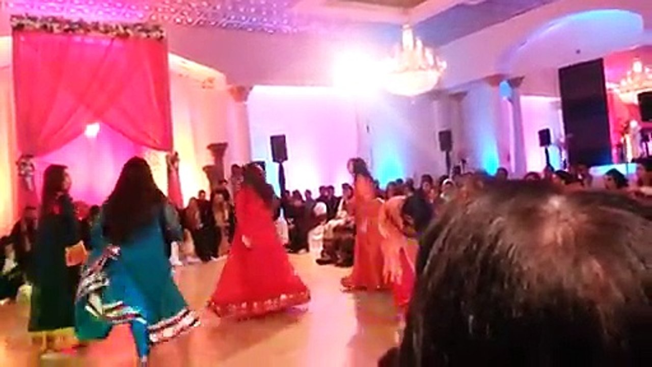 wow!! What an Amazing Mehndi Dance