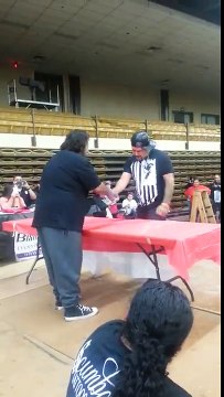 Un concours de baffes tourne court