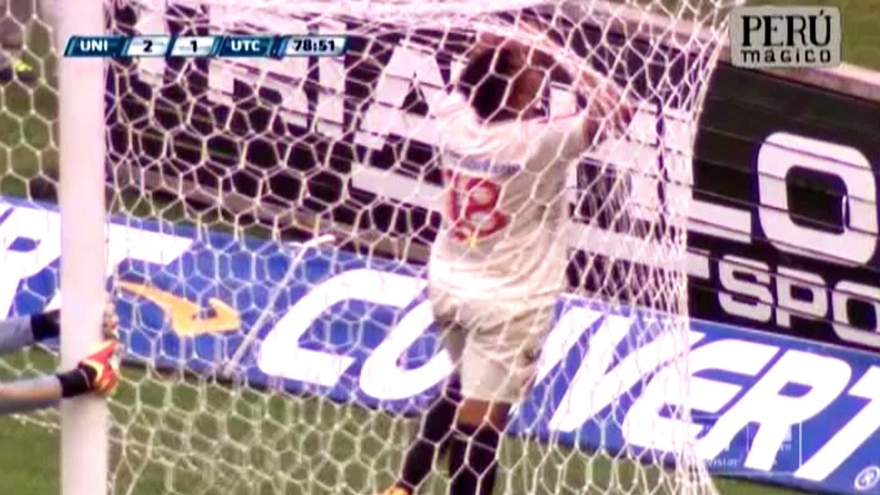 Terrible open goal header miss from Quinones