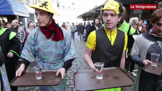 Gras de Douarnenez. Une course de garçons de cafés déguisés