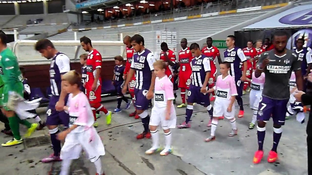 Entrée des enfants avec les joueurs du TFc et d'Evian.