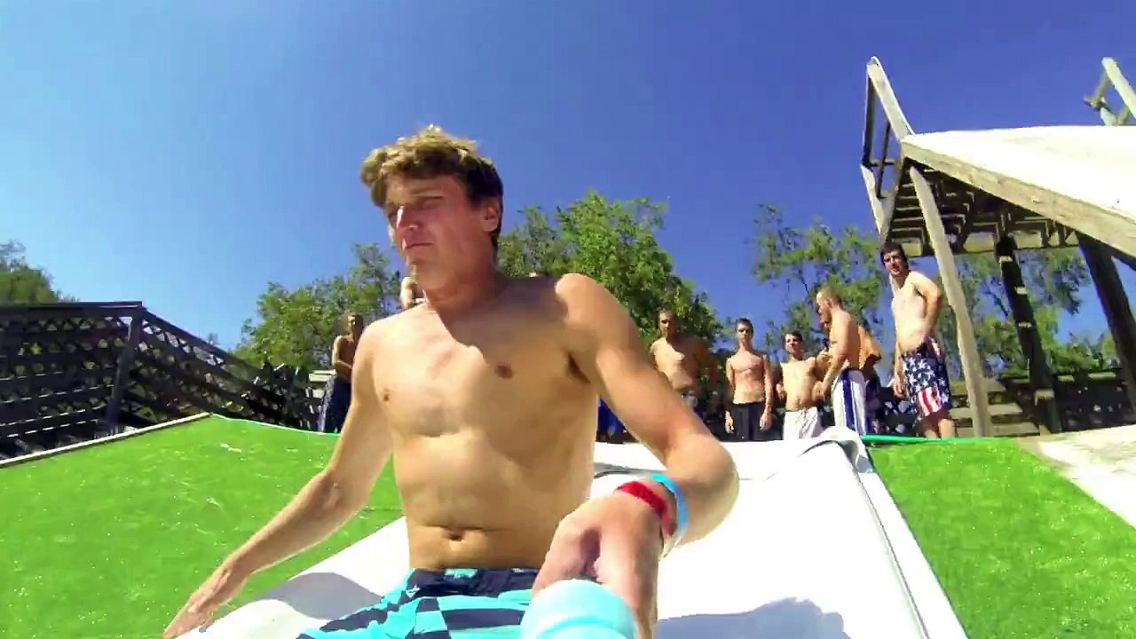 Slip N Fly Un énorme toboggan volant avec sa piscine