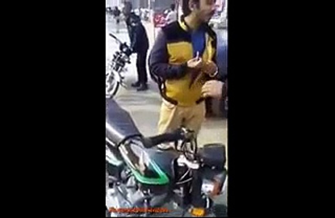 This is Punjab Police- Policeman Caught on Camera While Taking Bribes on Road