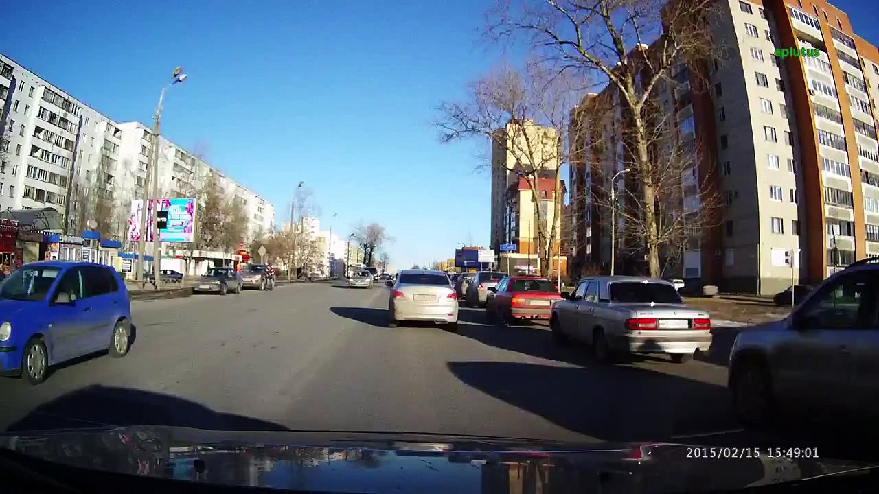 Вовремя перестроился - ДТП в Пскове 15.02.2015