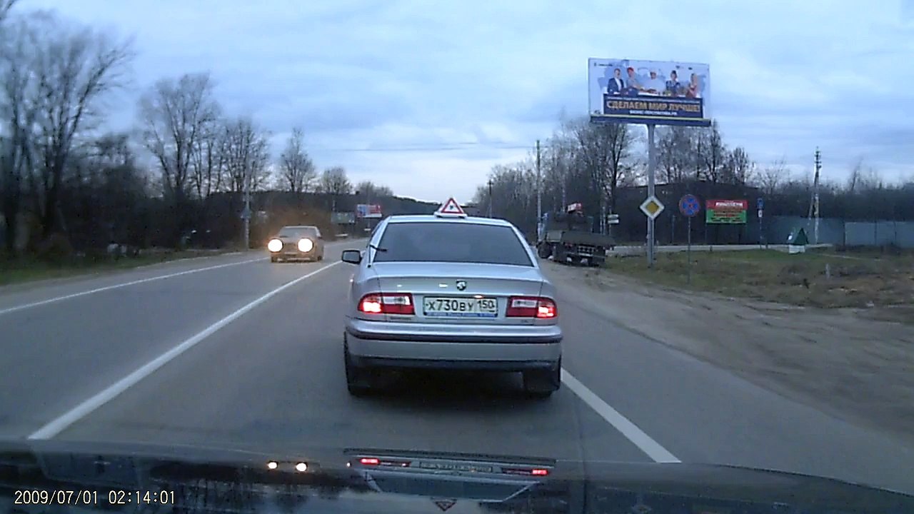 Девушка за рулем решила развернуться