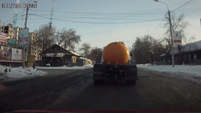 Решил обогнать по обочине