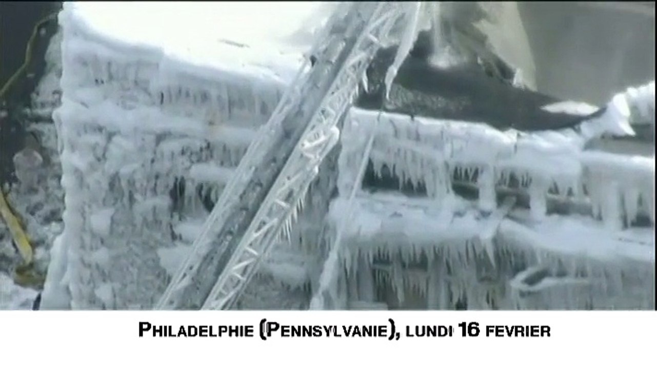 A Philadelphie, un immeuble en feu transformé en bâtiment gelé par les pompiers