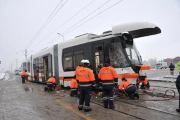 İşçi Servis Midibüsü Tramvaya Çarptı: 6 Yaralı