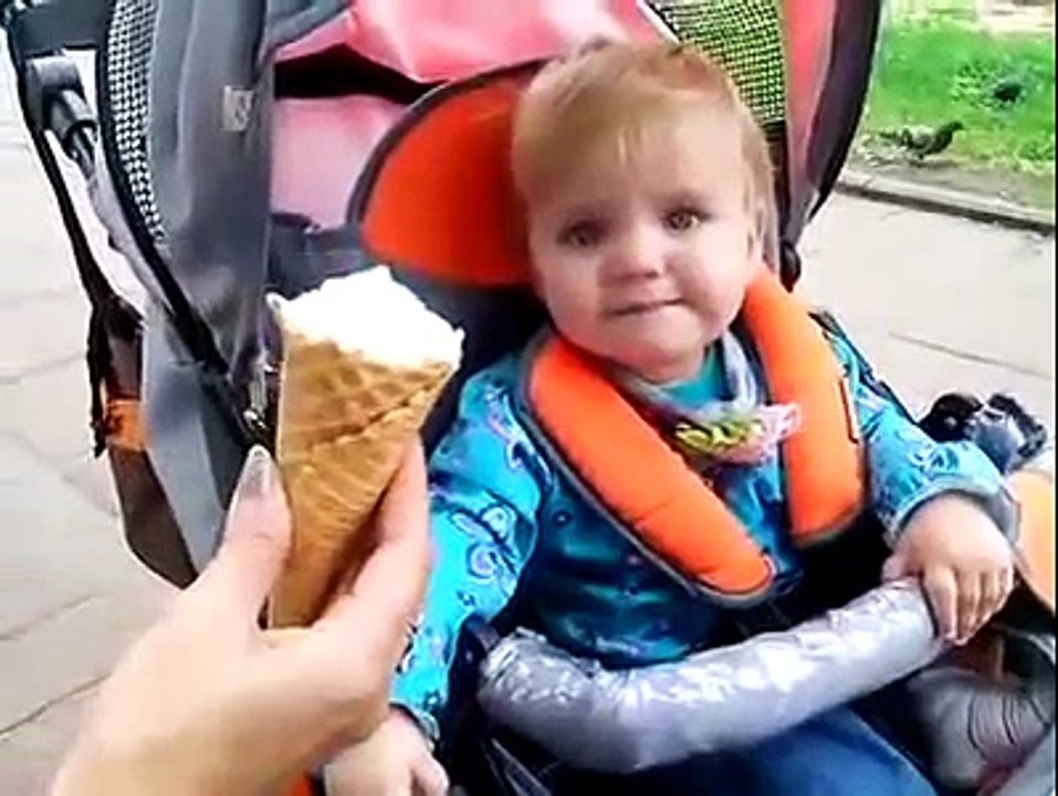 122# Première glace de sa vie pour un bébé