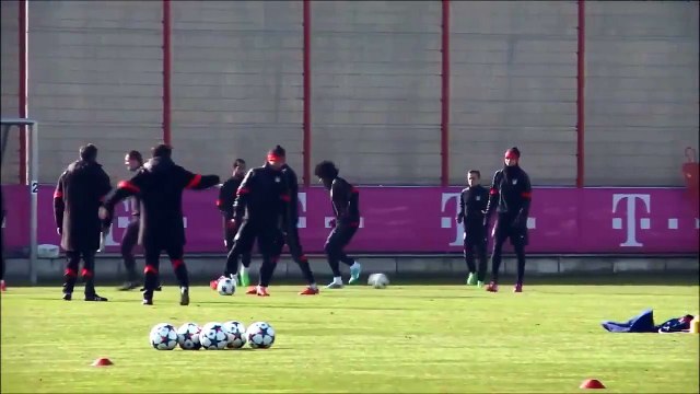 Thomas Müller imitates Cristiano Ronaldo during training session