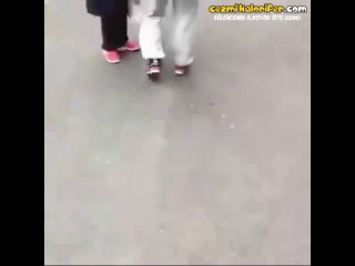 Çığlık Atarken Chandeliera Bağlayan Genç