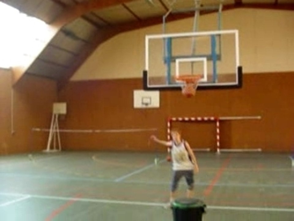 Bilouk par dessus poubelle