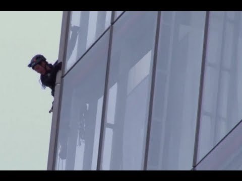 Greenpeace Climbs Building in Protest - EpicTV Climbing Daily
