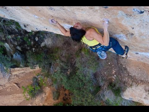 Nicolas Favresse Gets His Hands Dirty on Schittingbull - EpicTV Climbing Daily
