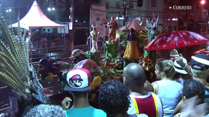 Mesmo com chuva, desfile anima público na Francisco Glicério