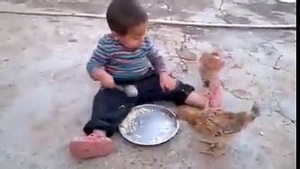 YEMEĞİNİ TAVUKLARA KAPTIRAN ÇOCUK