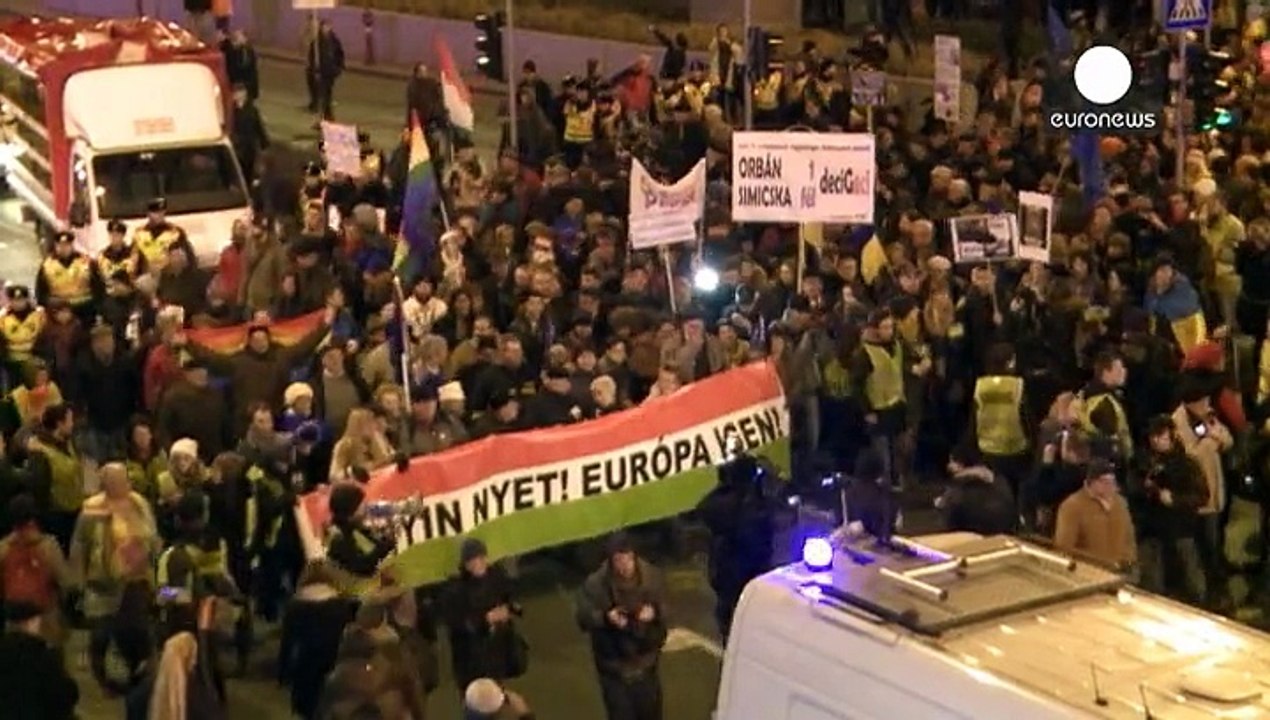 “Putyin nyet! Európa igen!” - civil tüntetés az orosz elnök látogatása miatt Budapesten