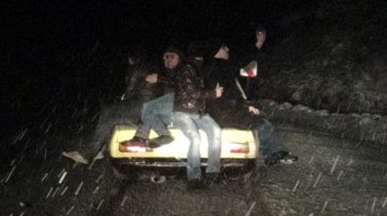 Karla Kaplı Yolda Ölümle Dans! Bagaja Oturup Bir de Selfie Çektiler