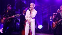Miley Cyrus Performance of '50 Ways To Leave Your Lover' was Mesmerizing | SNL 40th Anniversary