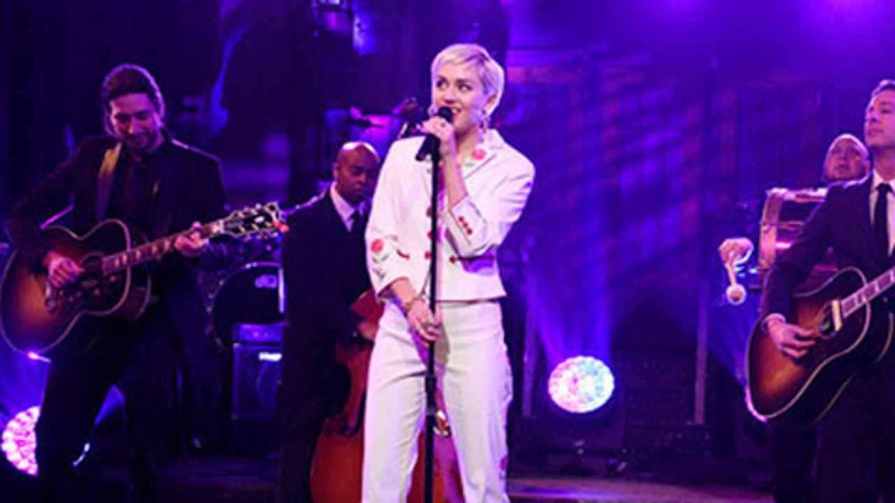 Miley Cyrus Performance of '50 Ways To Leave Your Lover' was Mesmerizing | SNL 40th Anniversary