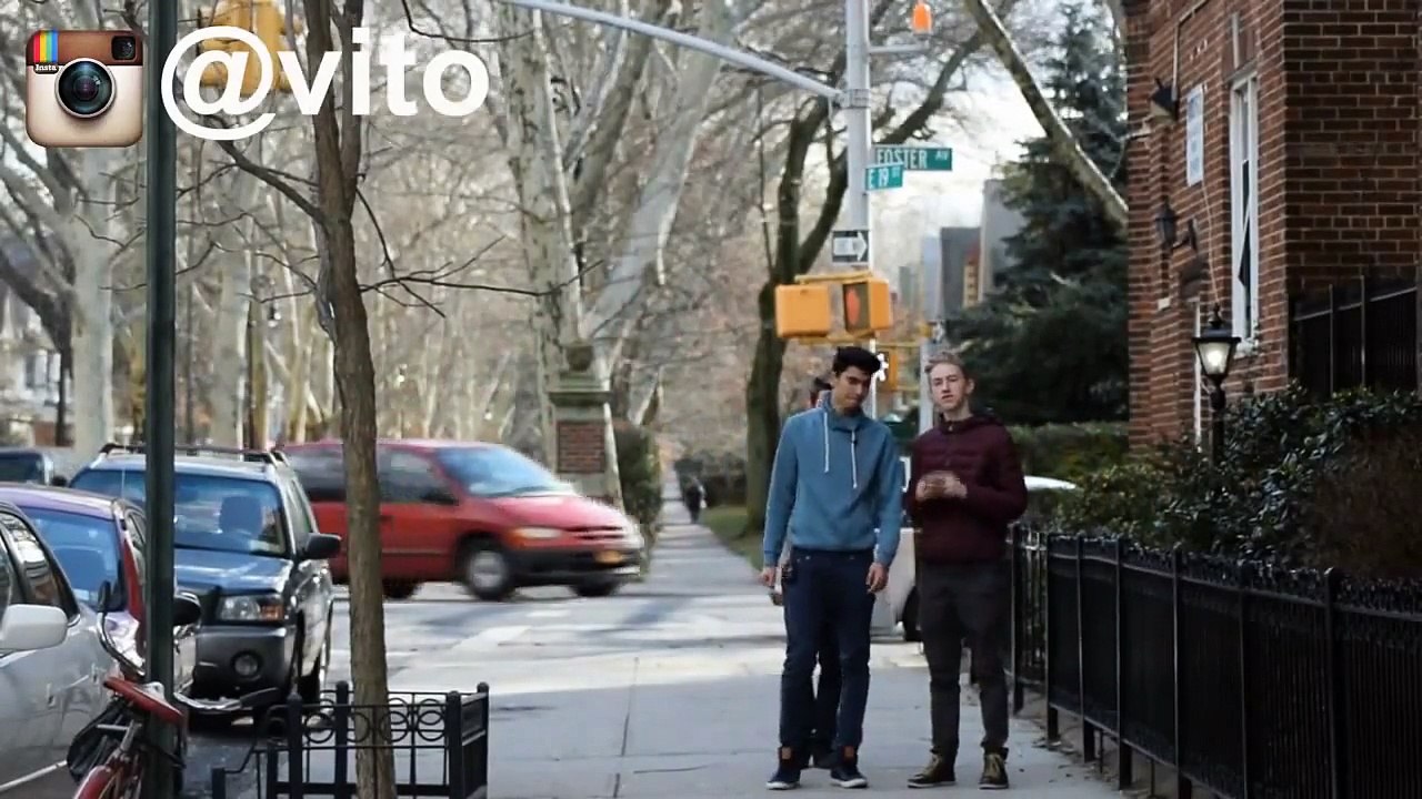 Faire des croche-pieds à des inconnus pour les faire tomber - Caméra cachée qui tourne mal!