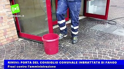 Porta del consiglio comunale imbrattata di fango, frasi contro l'amministrazione
