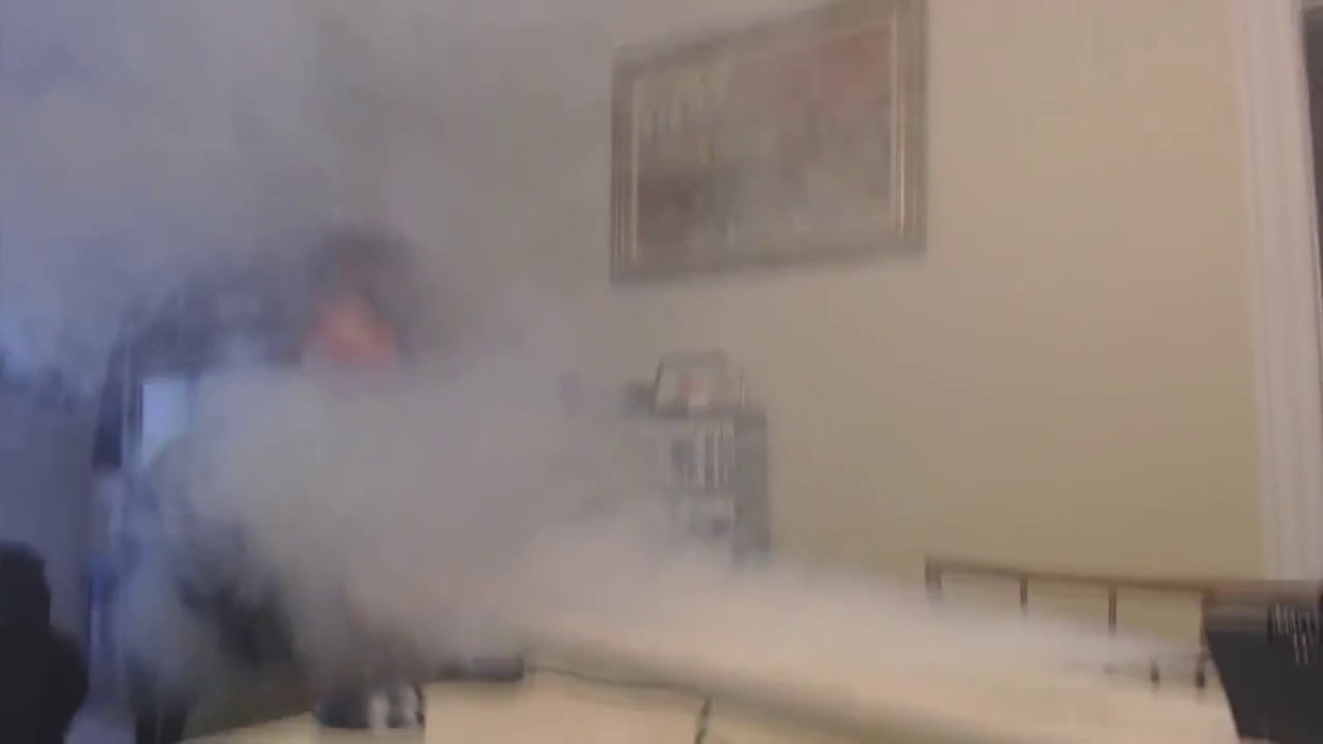 Un homme fabrique une cigarette lectronique gante