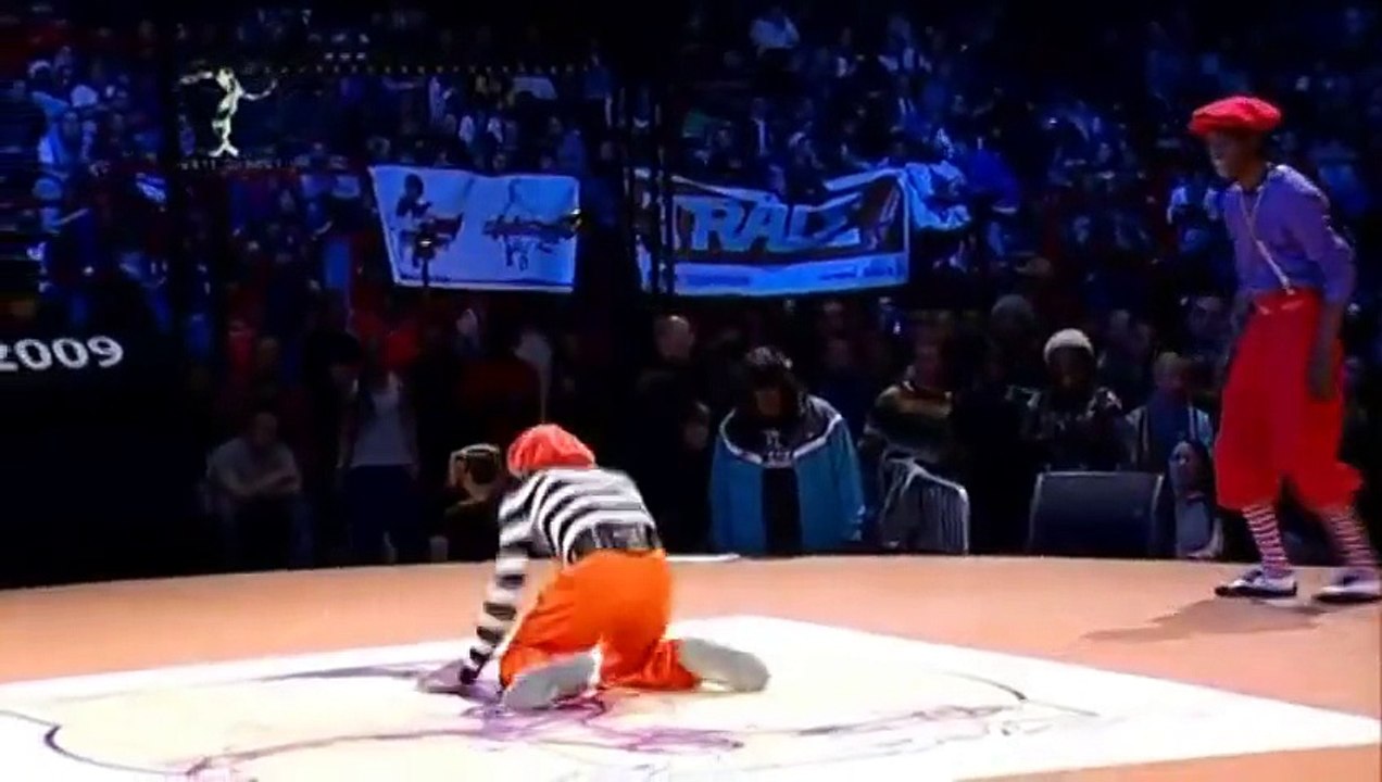 HIP HOP locking battle   Salah is Funky like a train !